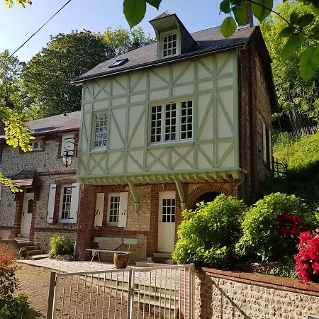 Colin, La Tête Dans Les Bois, à Deux Pas De La Mer, Classée 4 étoiles